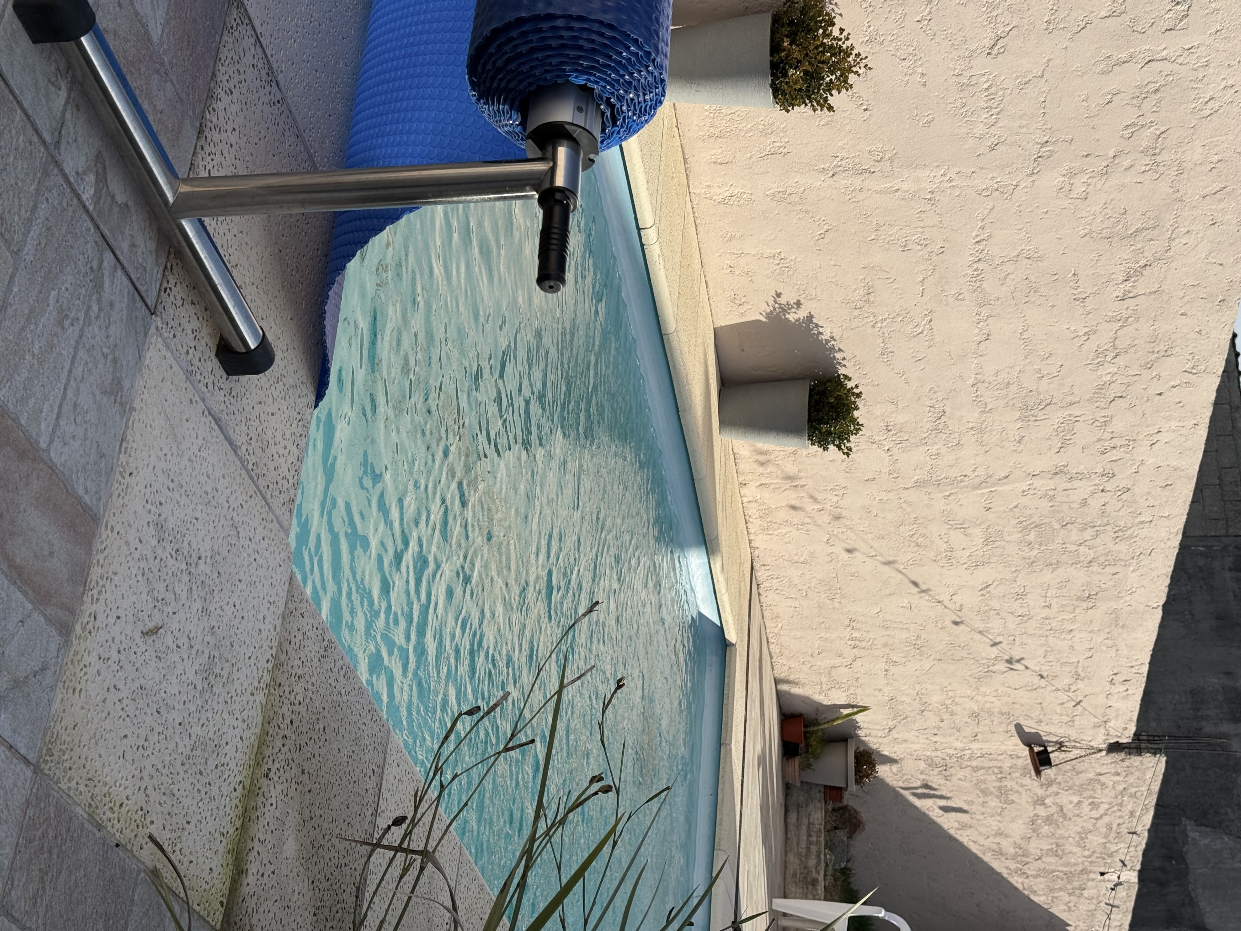 Piscina de fibra instalada, lista para disfrutar