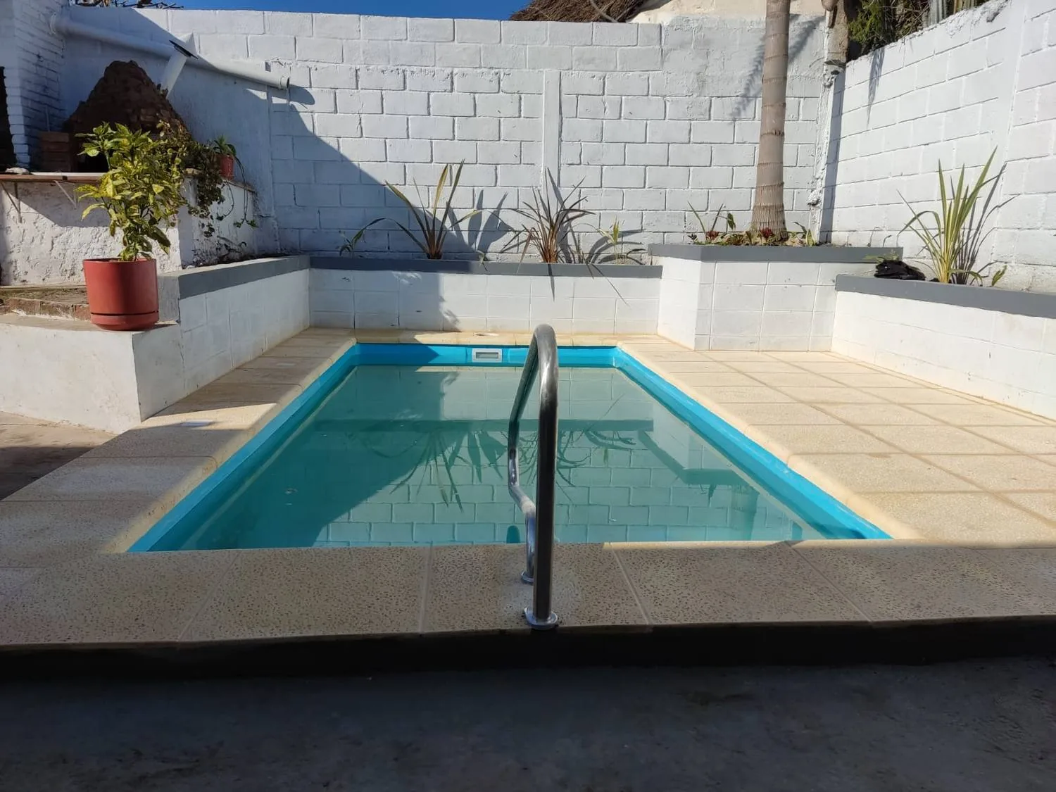 Piscina de fibra de 4.50 x 2.50 m ya instalada por FyE Piscinas