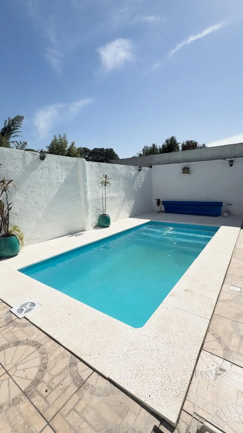 Piscina lista para disfrutar en una casa con jardín