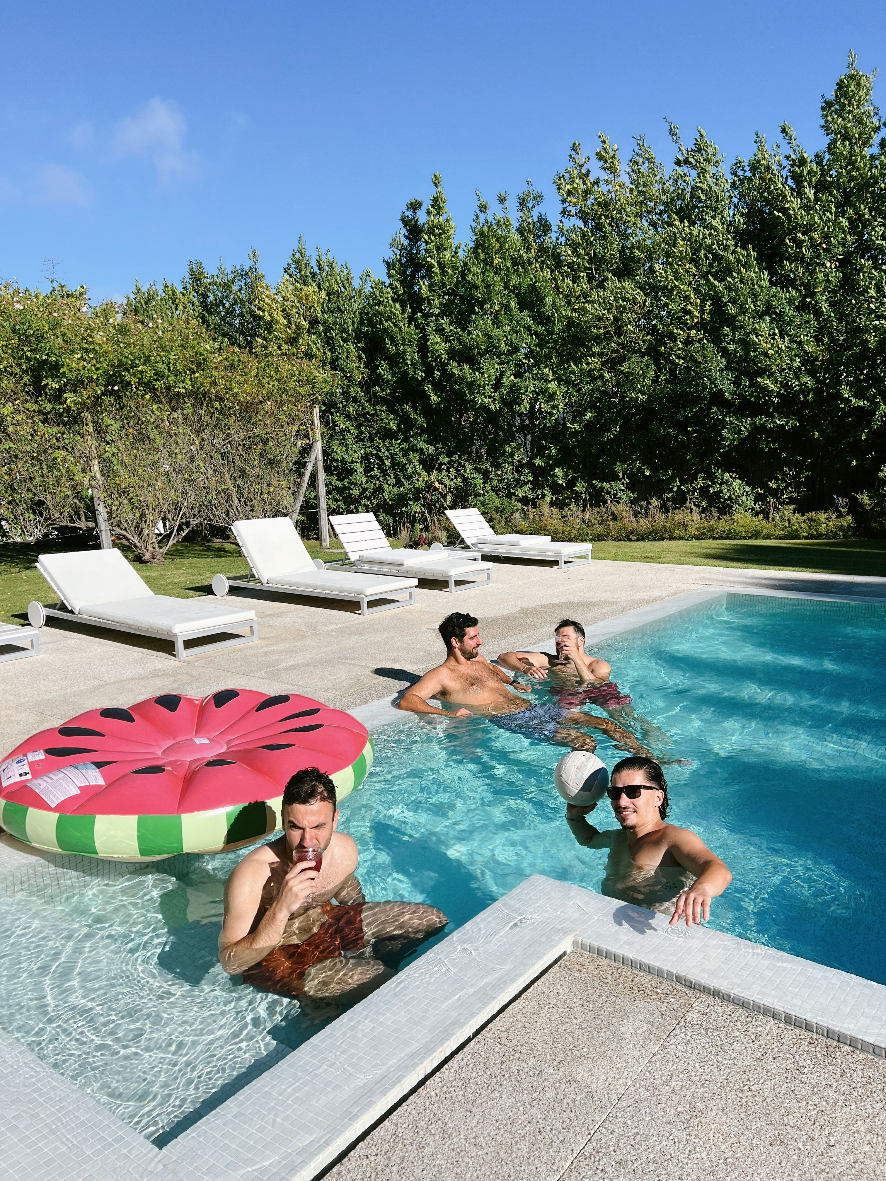Piscina lista para disfrutar en una casa con jardín